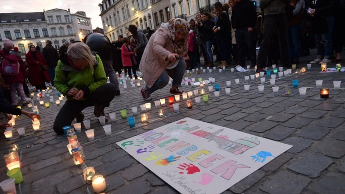 Velas por las víctimas de París en el distrito bruselense de Molenbeek.