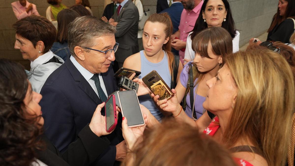 El conseller Rovira, ayer en la UJI, atendiendo a los medios de comunicación.