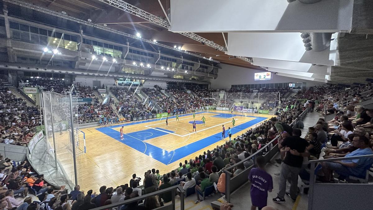 El Palau de Son Moix se llenó para ver el partido entre el Palma Futsal y el Barcelona.