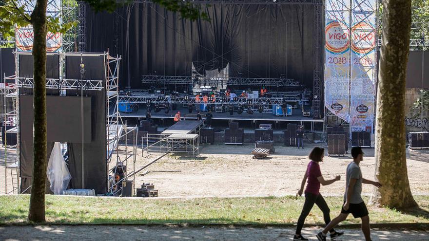 Montaje del escenario de Maná en Vigo. // Cristina Graña