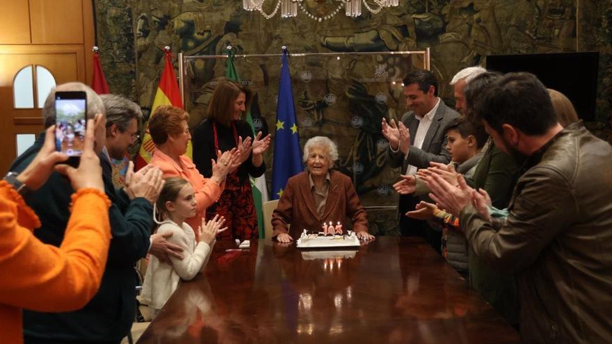 Carmen Jurado, la cordobesa de 103 años que sopla las velas en el Ayuntamiento