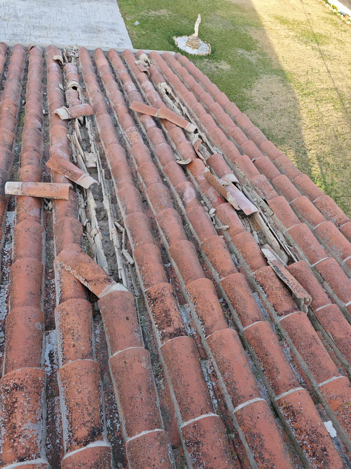 Tejas arrancadas por las fuertes rachas.