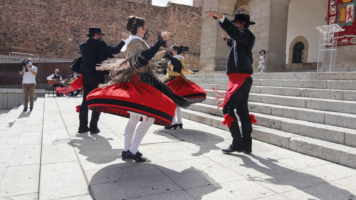 Componentes de El Redoble bailan en la plaza Mayor en una foto de archivo.