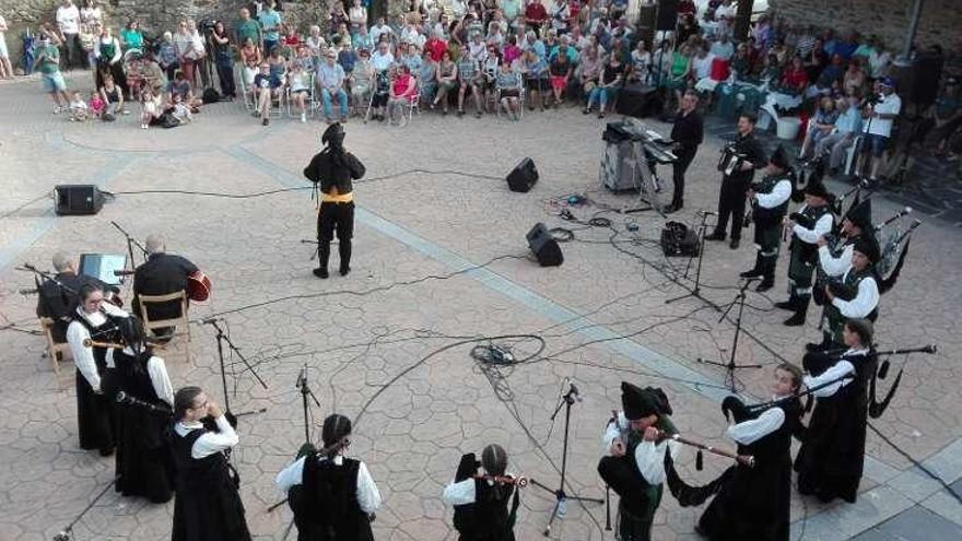 Las bandas de música tradicional llenan de sonido y baile la plaza de Lubián