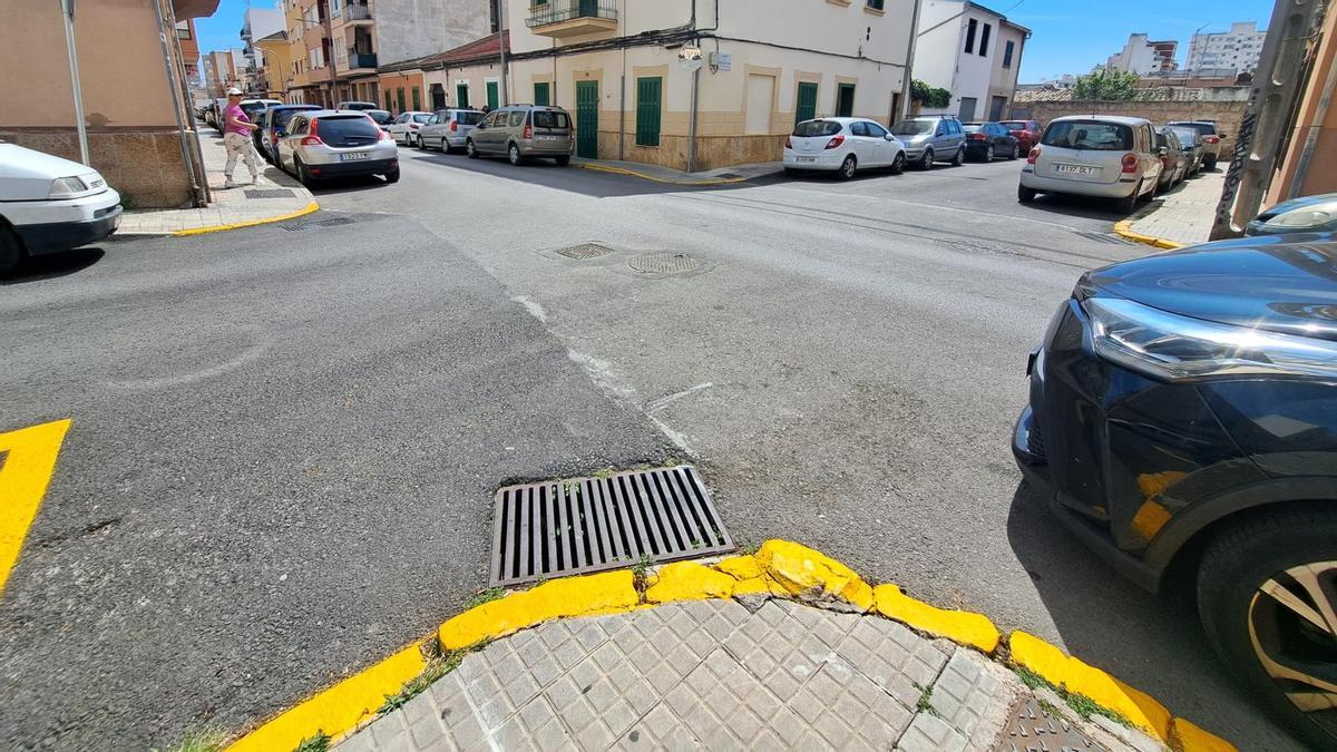 Más quejas vecinales por los bordillos de piedra embadurnados con pintura amarilla en Palma