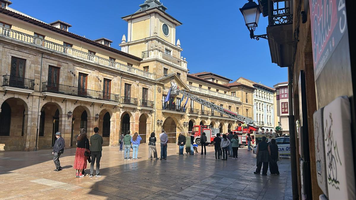 Los Bomberos intervienen en la fachada del Ayuntamiento para retirar el avispero.