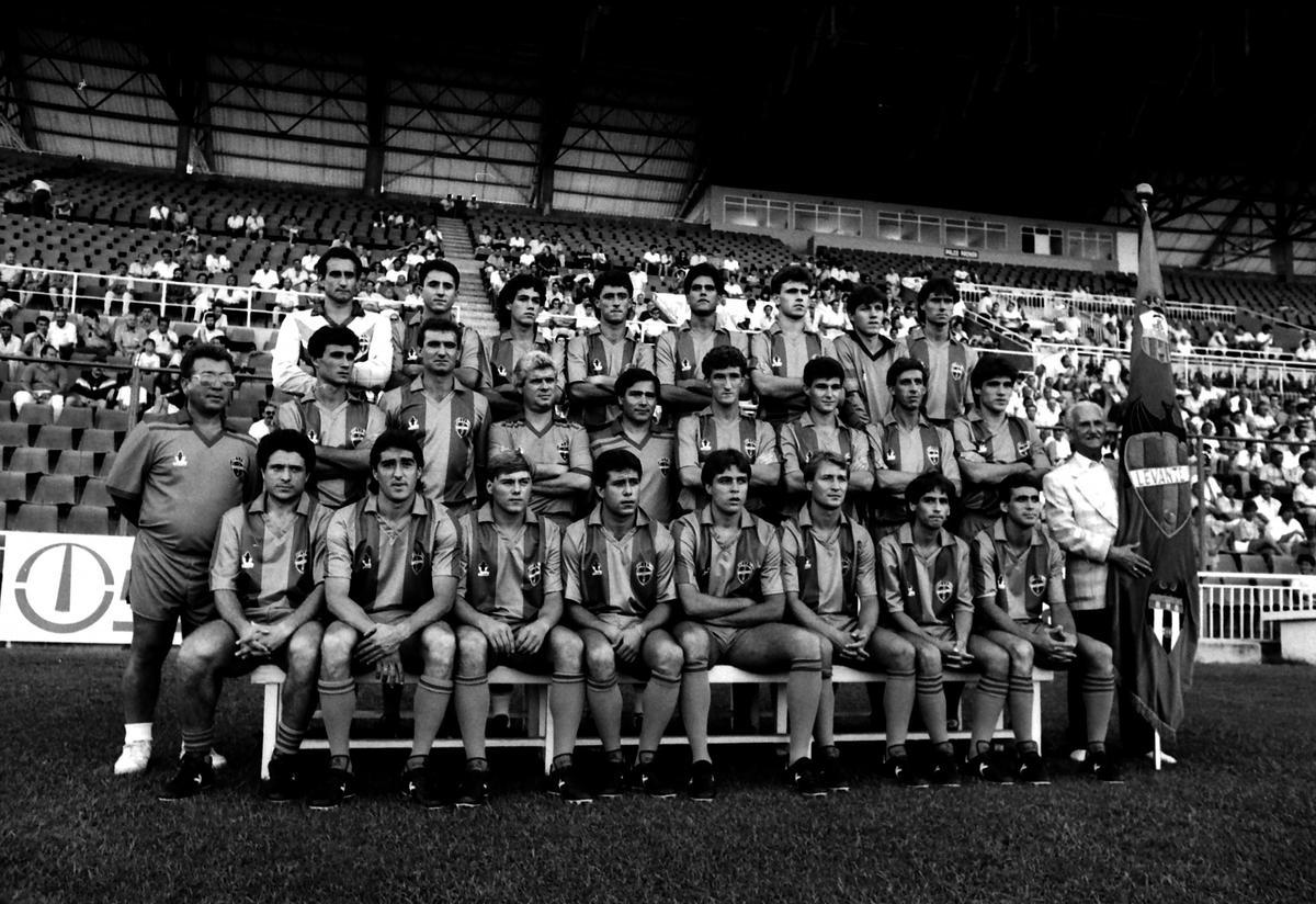 La plantilla 88-89 del Levante, con Roberto Álvarez de entrenador