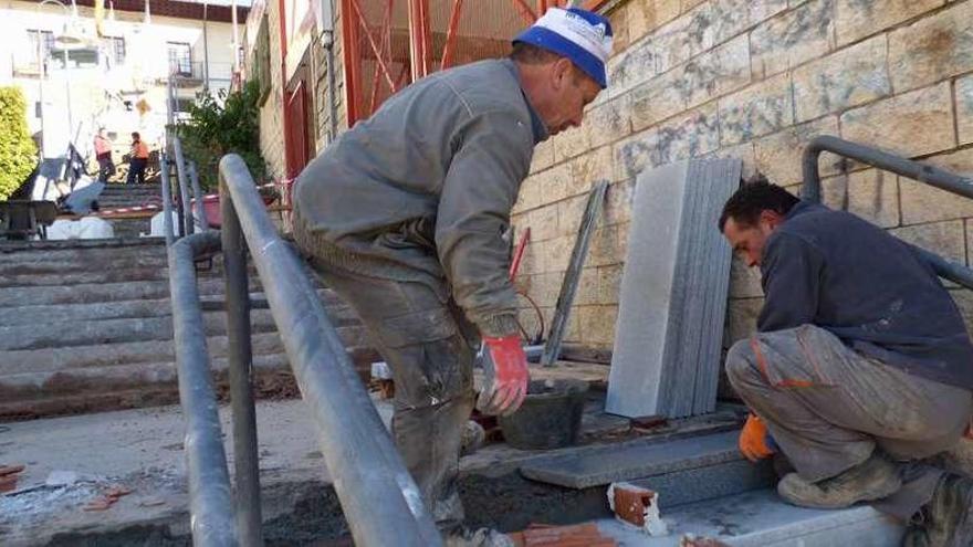 Cangas renueva las escaleras de acceso al Prao del Molín