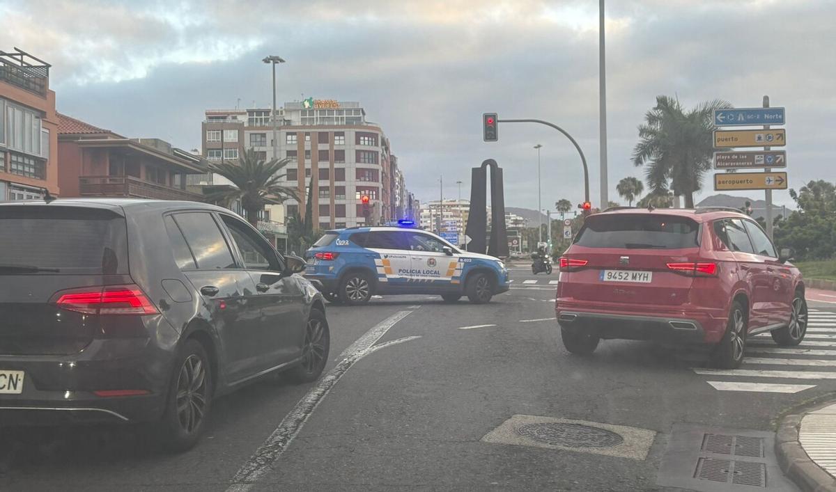 Caída de un motorista a la salida del túnel de Julio Luengo, en Las Palmas de Gran Canaria