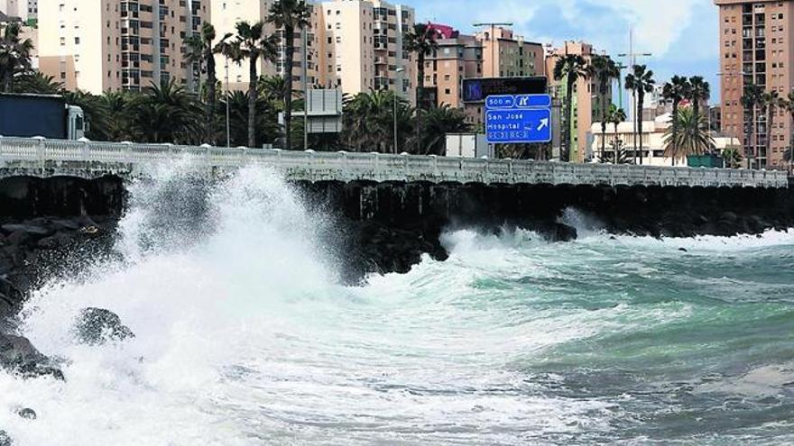 Los buzos de la Guardia Civil peinan San Cristóbal en busca de contaminación