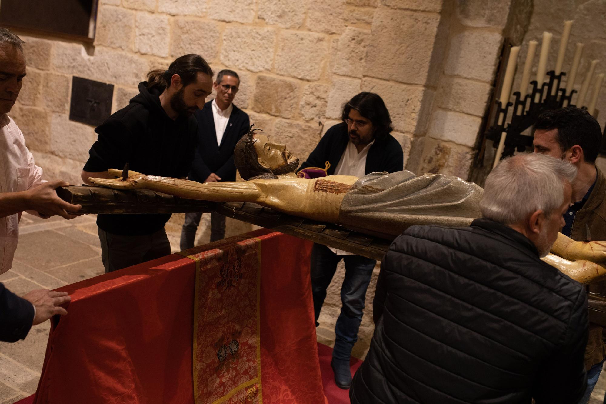 La Hermandad Penitencial del Espíritu Santo baja el Cristo para el besapiés