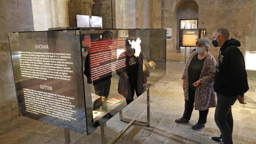 2 Una part de l’exposició, instal·lada dins la nau de Sant Pere de Galligants. F   | ANIOL RESCLOSA   