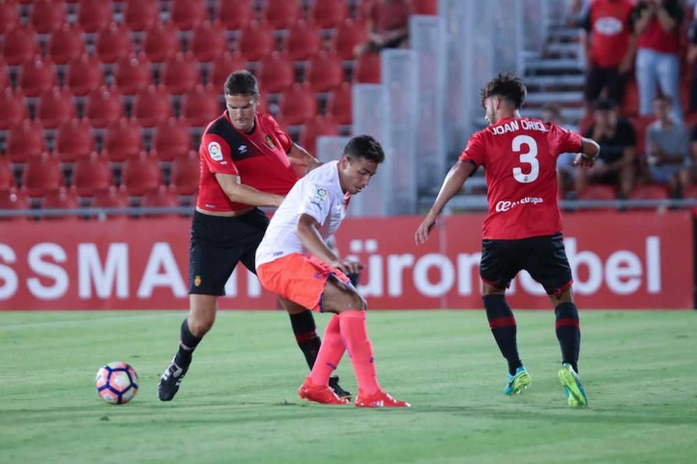 El Mallorca se abre en canal y entrega su trofeo