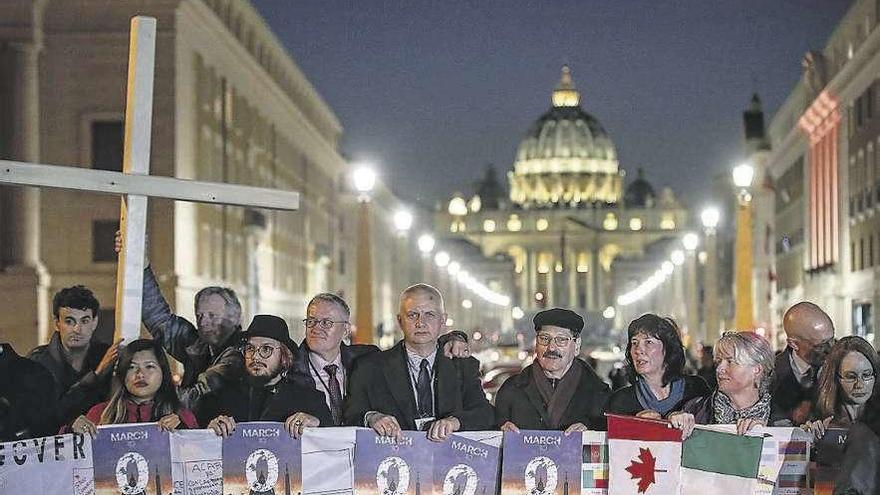 Vigilia en apoyo de las víctimas de abusos por parte del clero, el jueves, en Roma.