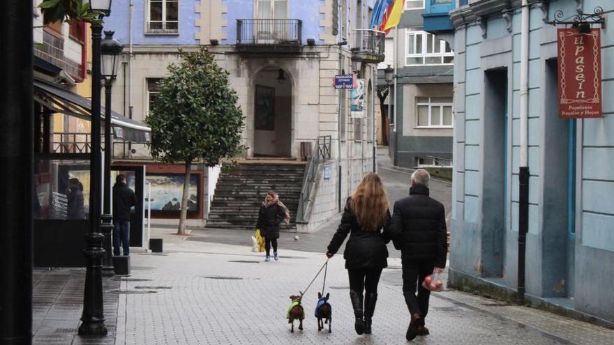 Una pareja pasea a sus perros en Candás