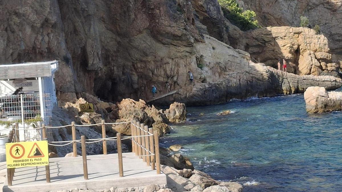 Bañistas que se han colado en la cala clausurada del Tangó
