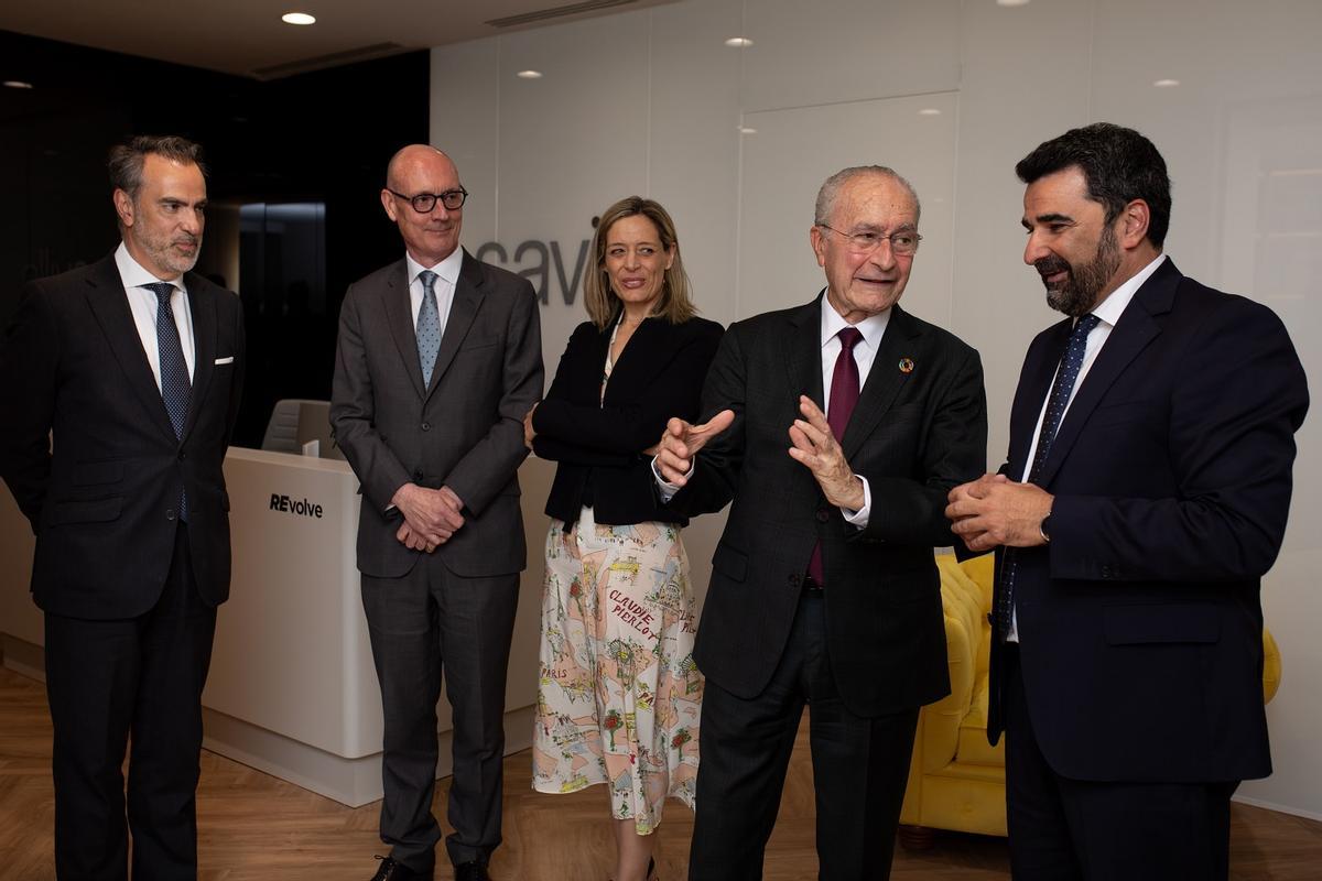 El acto de inauguración de la nueva oficina de Savills en Málaga ha contado con la presencia del alcalde, Francisco de la Torre, y de los responsables europeos de la compañía, James Sparrow, Jaime Pascual-Sanchiz, José Félix Pérez-Peña y Leyre Octavio de Toledo.