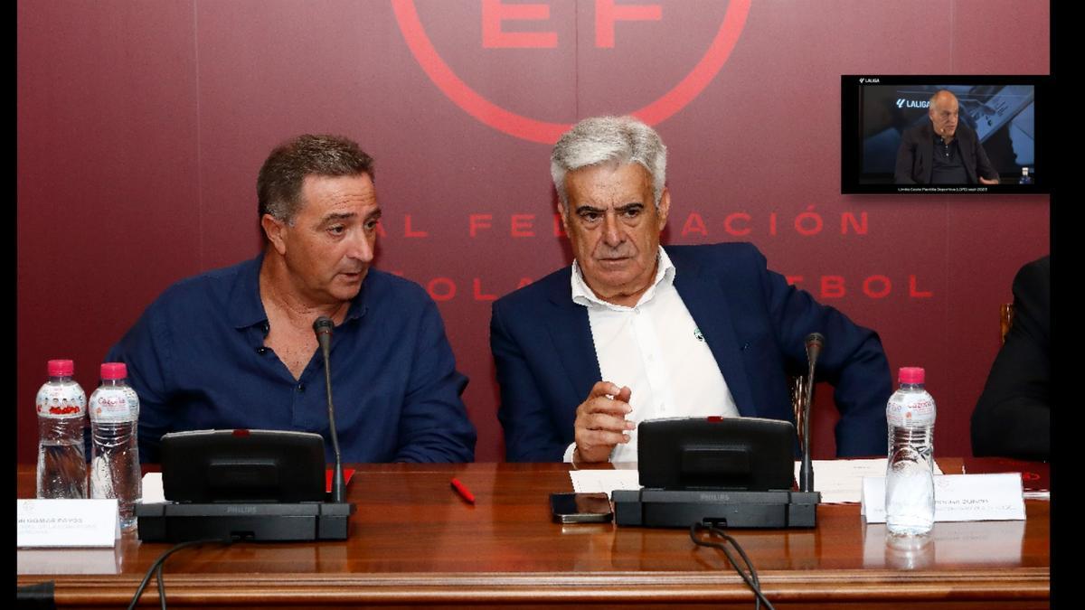 Salvador Gomar, a la izquierda, junto al presidente interino de la RFEF Pedro Rocha