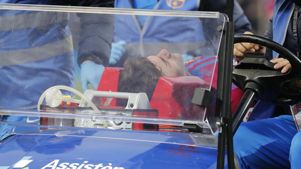 Gavi, en el momento de abandonar el Camp Nou en camilla.