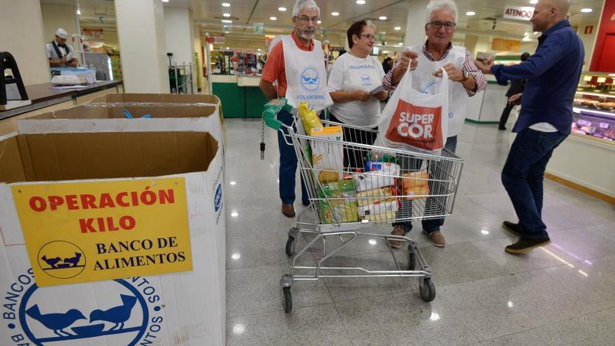 Voluntarios recogiendo alimentos durante una campaña de alimentos // Gustavo Santos