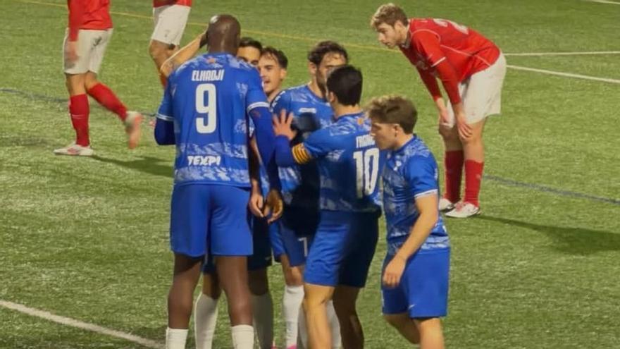 Els anoiencs celebren un dels gols anotats a les Comes