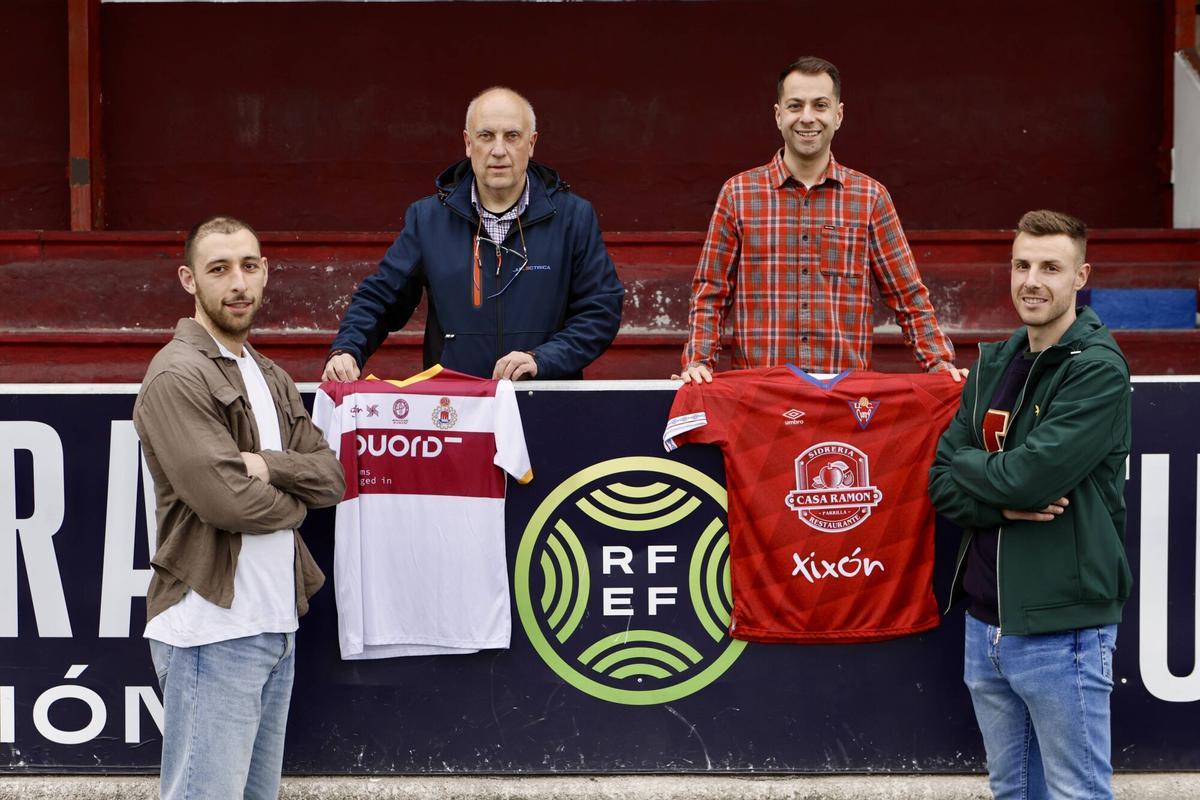 Por la izquierda, Nico, capitán del Industrial, Rafa Menéndez, pesidente del Industrial, Marcos Núñez, directivo del Ceares y Pelayo Muñiz, capitán del Ceares, ayer en la presentación del derbi gijonés, en Santa Cruz.