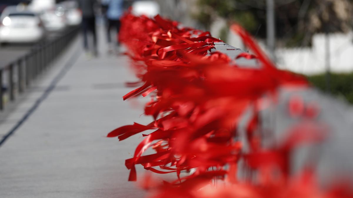 Lazos rojos en Madrid por el Día Mundial contra el Sida.