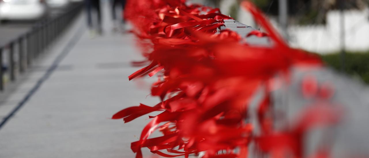 Lazos rojos por el Día Mundial contra el Sida.