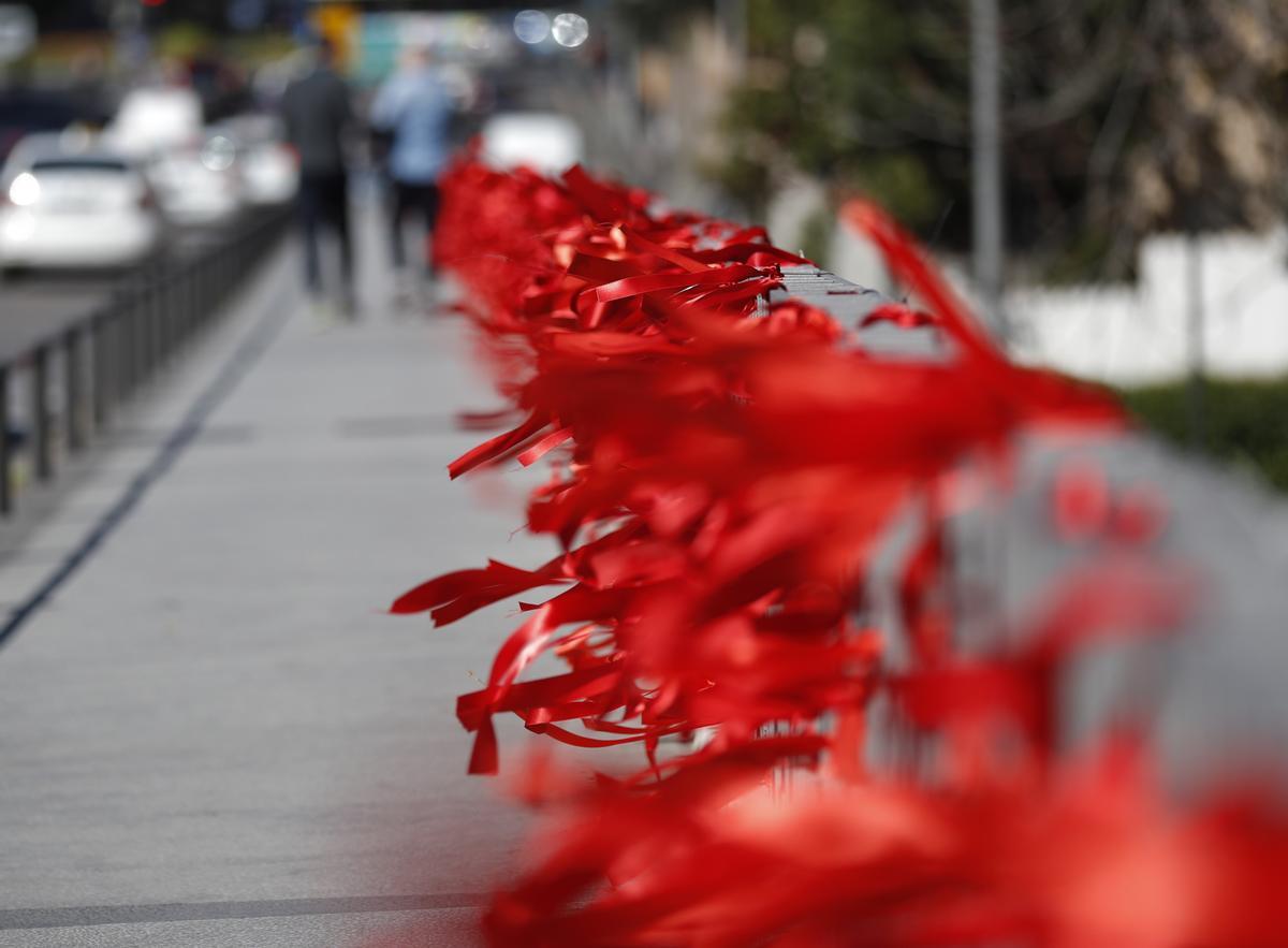 Lazos rojos en Madrid por el Día Mundial contra el Sida.