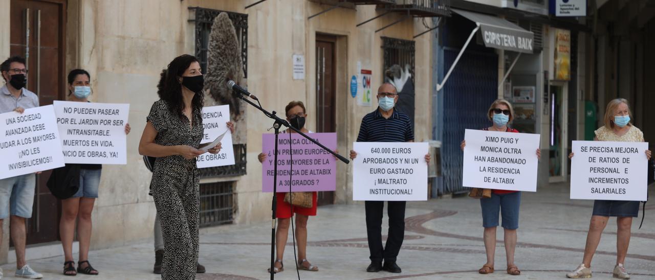 Ester Pascual explicó a los concentrados la situación en la residencia ilicitana