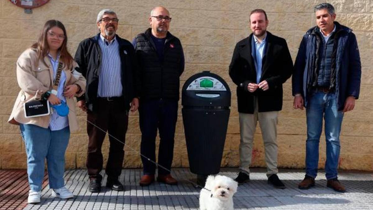 El Ayuntamiento de Alcalá de Guadaíra coloca los primeros contenedores de heces caninas con dispensador de bolsas e inicia una campaña de concienciación
