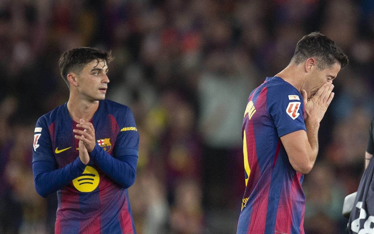 Lewandowski abandona el terreno de juego emocionado al ser sustituído durante el partido de liga entre el FC Barcelona y el Betis en el último partido de la temporada en el Camp Nou