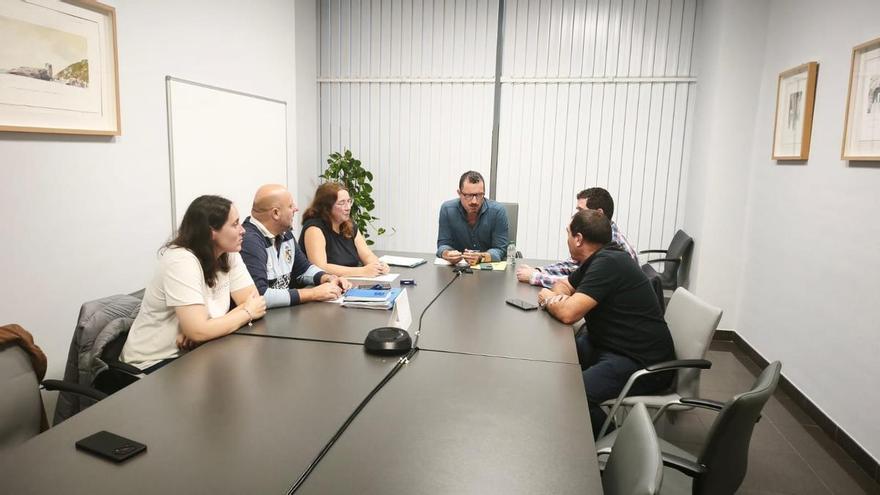 Castrillón aborda con Amigos de Salinas la futura ordenanza de estacionamiento