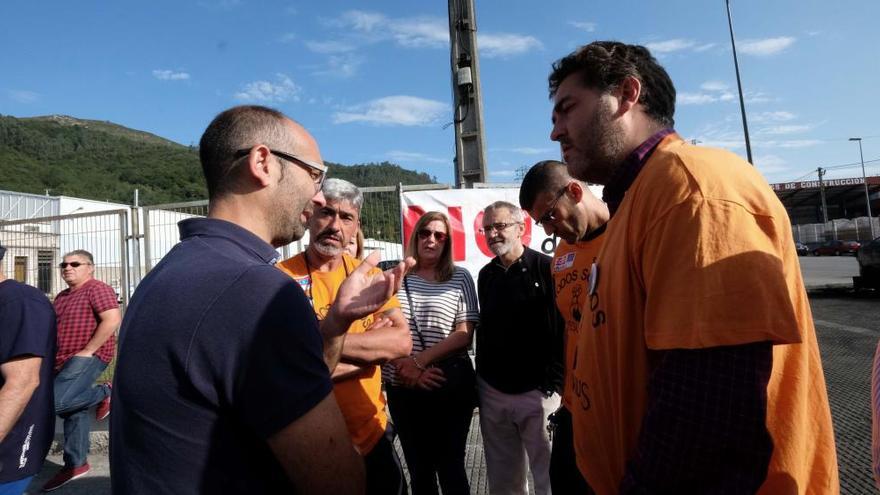 Jonás Fernández, a la derecha, charla con el dirigente de CC OO Damián Manzano y con trabajadores de Vesuvius.