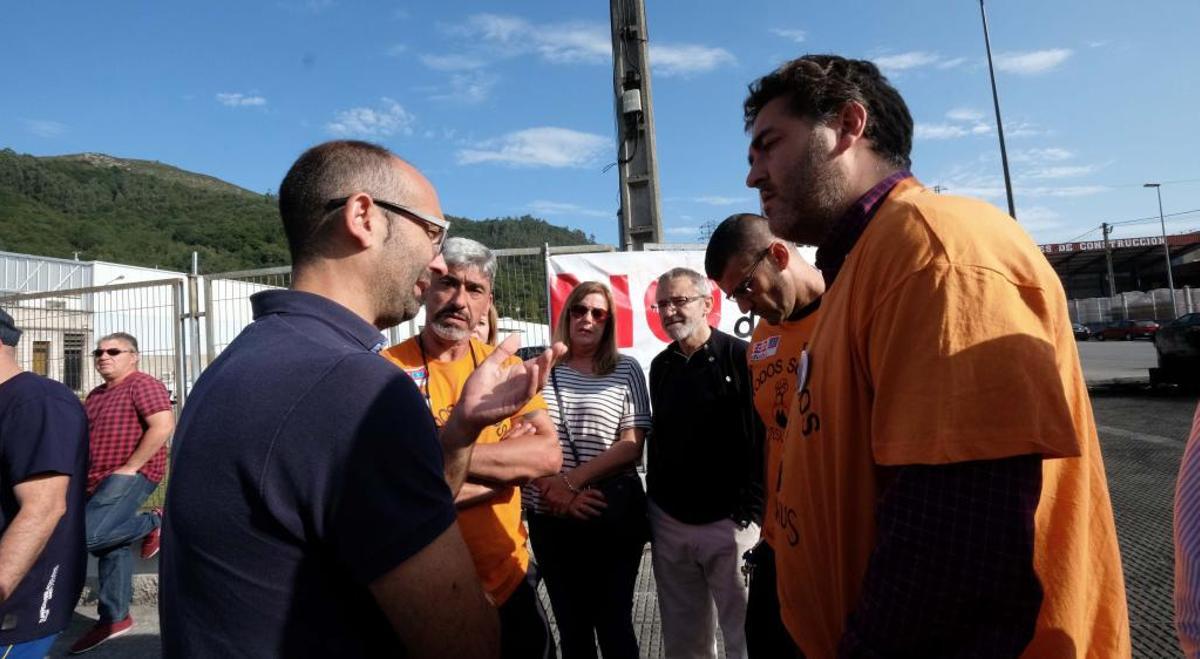 Jonás Fernández, a la derecha, charla con el dirigente de CC OO Damián Manzano y con trabajadores de Vesuvius.