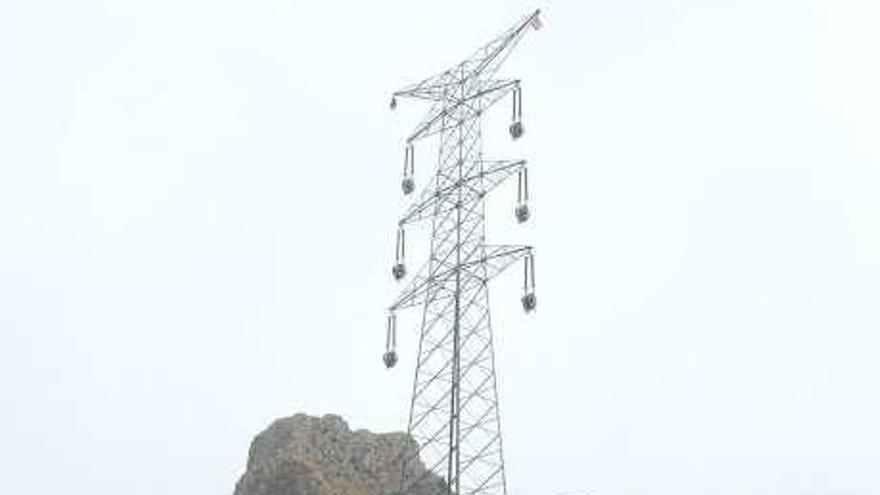 Una de las enormes torres de alta tensión de Cabeçó.