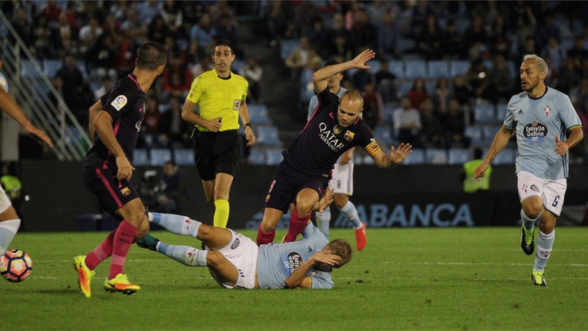 Iniesta durante el encuentro de la primera vuelta en Balaídos (4-3)