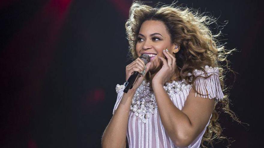 Un fan toca el trasero a Beyoncé durante un concierto en Dinamarca