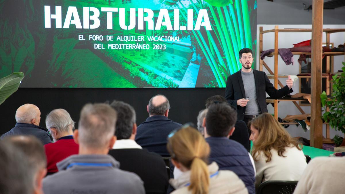 Matthieu Zeilas durante la presentación de la nueva tendencia en el foro sobre alquiler vacacional organizado por Habtur en Mallorca.