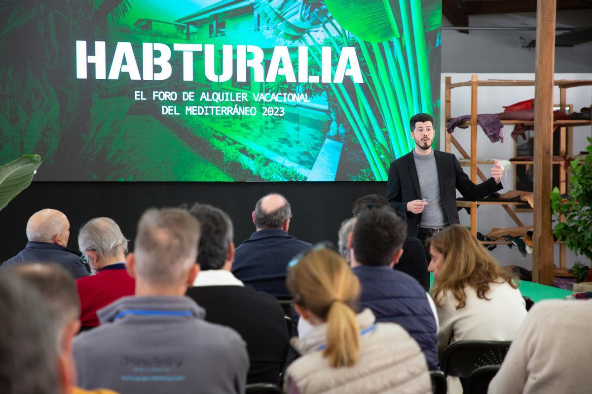 Matthieu Zeilas durante la presentación de la nueva tendencia en el foro sobre alquiler vacacional organizado por Habtur en Mallorca.