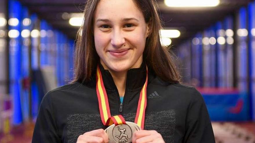 Paula Iglesias, con su medalla en el Nacional de invierno.