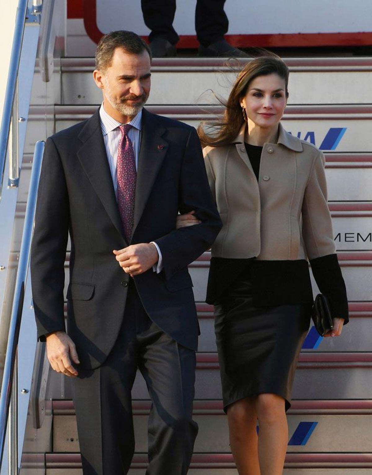 Letizia Ortiz junto a Felipe VI a su llegada al aeropuerto de Tokio