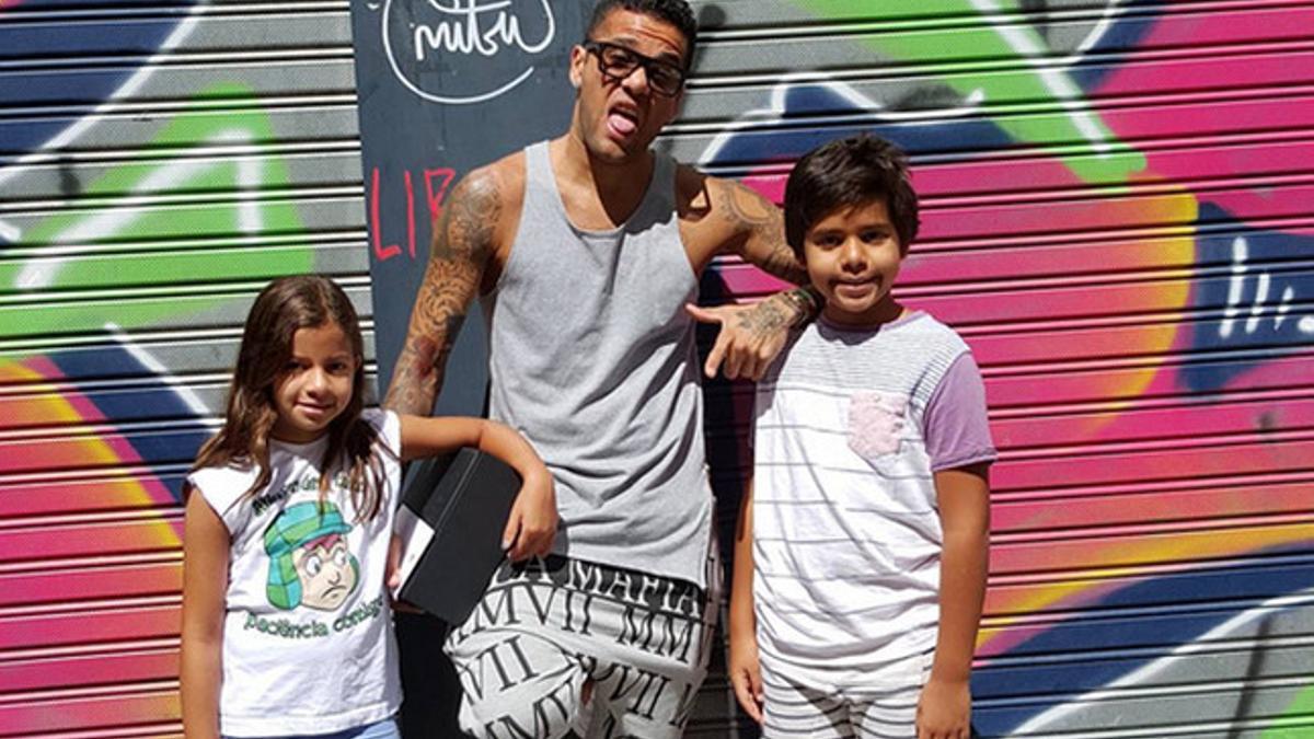 Dani Alves, de paseo por Barcelona