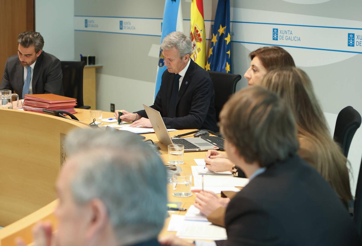 En el centro de la imagen, el presidente gallego, en el Consello de la Xunta.