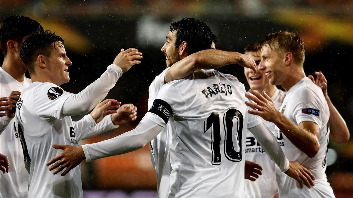 Dani Parejo celebra con sus compañeros el segundo gol ante el Villarreal