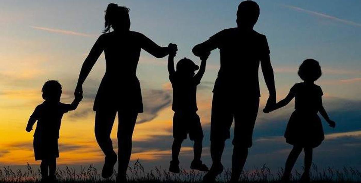 Una familia numerosa con tres hijos.