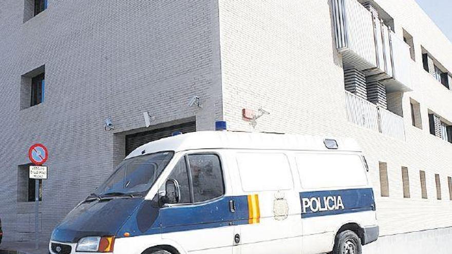 A prisión tras pegar y amenazar con un cuchillo a su pareja ante su bebé en Castelló