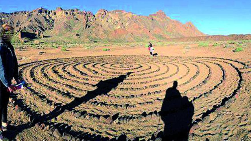 Una gran espiral esotérica de piedras daña el Parque Nacional del Teide