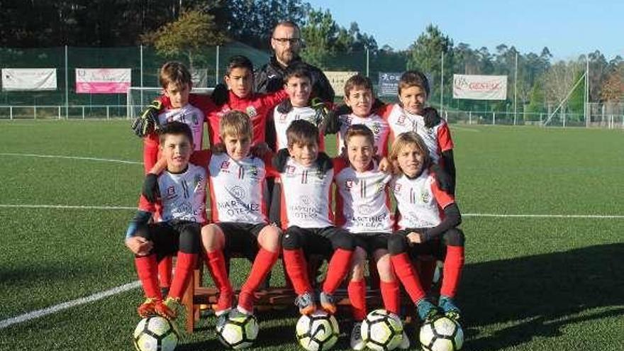 Formación del equipo benjamín de la Escola Estrada.