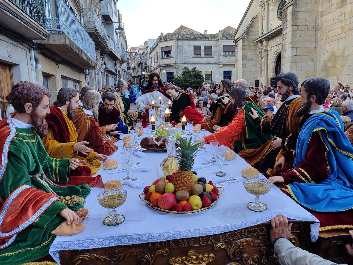 La solemne y espectacular procesión de la Santa Cena, en el Jueves Santo de Cangas